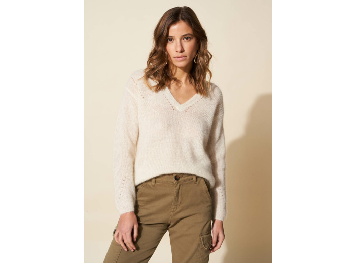 Pull col V avec finitions ajourées