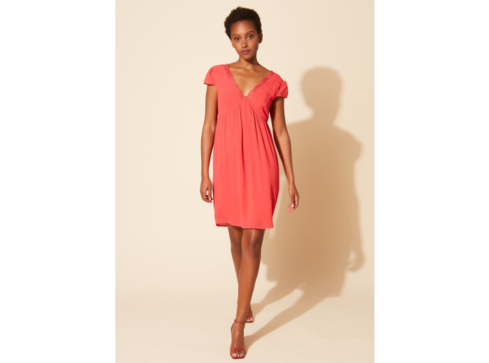 Robe courte avec détails en dentelle