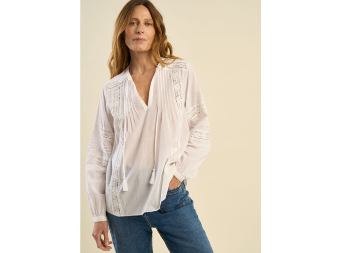 Blouse à col tunisien, macramé, dentelle et manches bouffantes