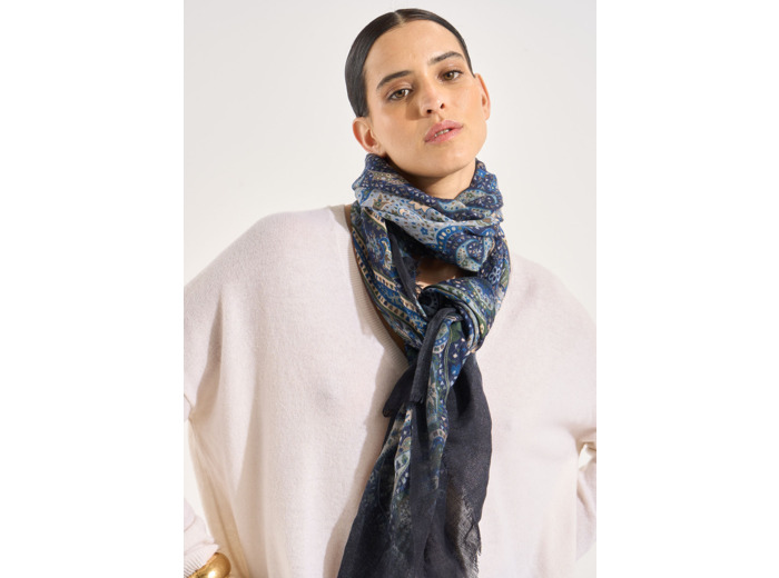 Foulard imprimé avec des nuances de bleu en laine