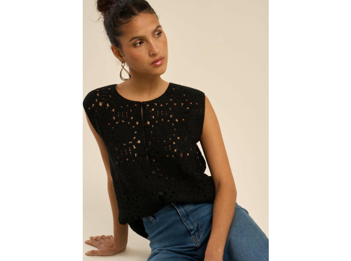 Top en maille et boutons nacrés