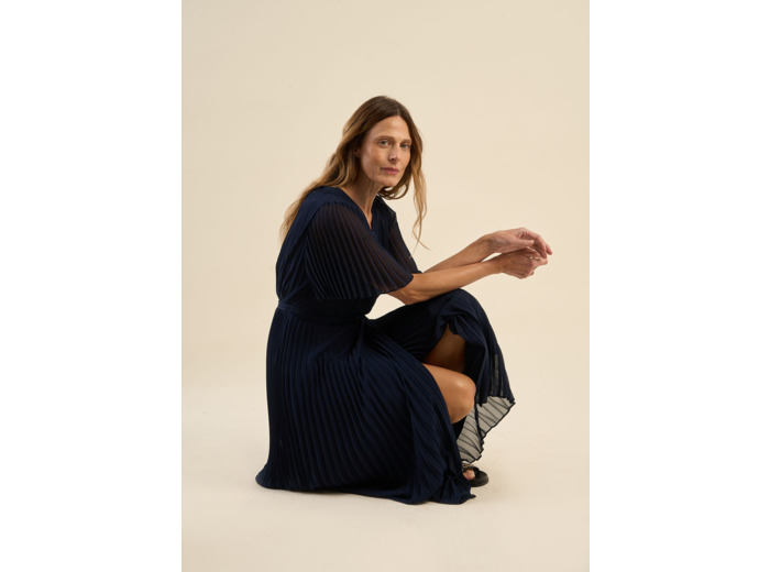 Robe mi-longue plissée à manches évasées