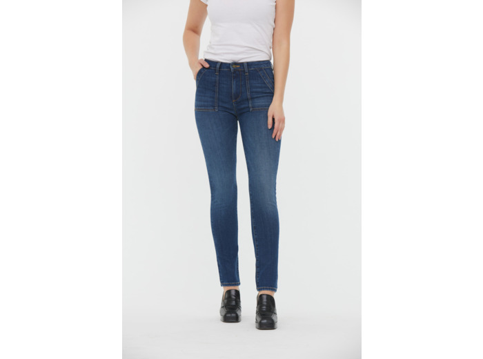 Denim slim fit, jambes ajustées, taille medium haute , poches plaquées