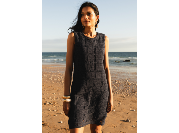 Robe en maille ajourée sans manches