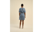 Robe courte brodée et ceinturée