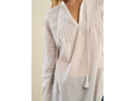 Blouse à col tunisien, macramé, dentelle et manches bouffantes