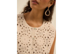 Top en maille et boutons nacrés