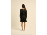 Robe courte ceinturée satinée