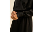 Robe courte ceinturée satinée