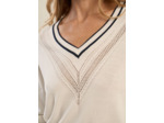 Pull col V avec détails ajourés et rayures contrastées