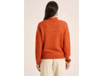 Pull avec un col montant roulotté et des manches longues