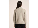 Pull avec un col montant roulotté et des manches longues