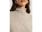 Pull avec un col montant roulotté et des manches longues