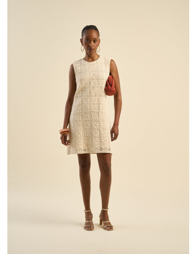 Robe en maille ajourée sans manches