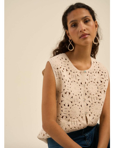 Top en maille et boutons nacrés