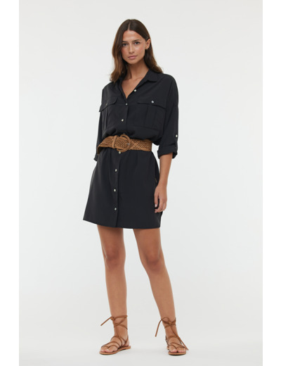 Robe chemise poches plaquées devant poitrine, manches ajustables et bas assymétrique.Modèle vendu sans la ceinture