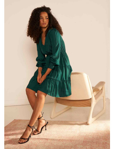 Robe courte satin à encolure V