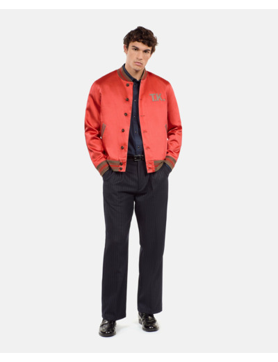 Blouson rouge satiné avec patchs rubis