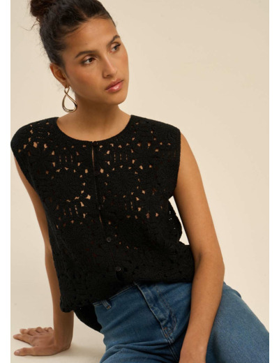 Top en maille et boutons nacrés