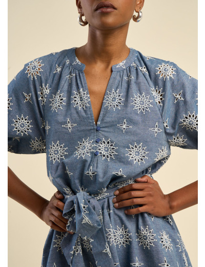 Robe courte brodée et ceinturée