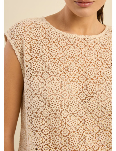 Top brodé avec ouverture dans le dos