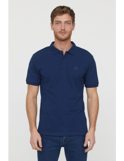 Polo basique manches courtes en coton piqué bio, détail col et print poitrine