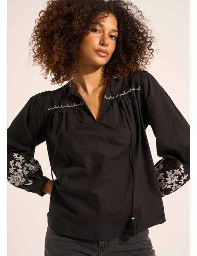 Blouse broderies contrastées