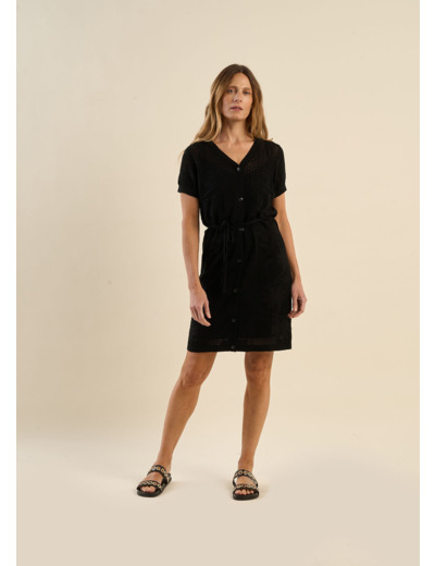 Robe courte en maille, boutonnée, ceinturée
