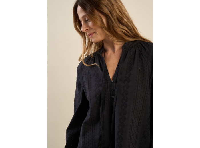 Blouse brodée à encolure tunisienne boutonnée