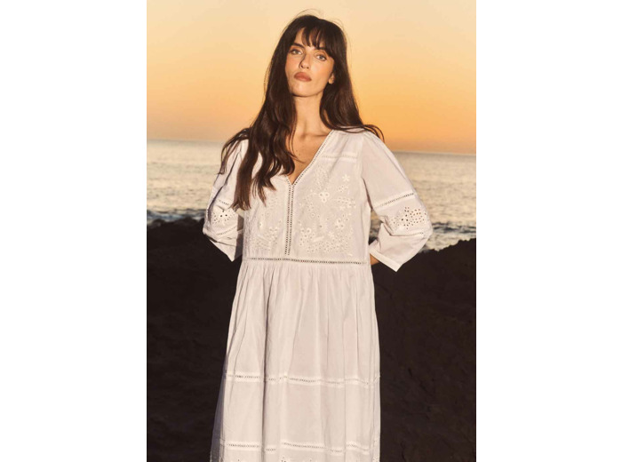 Robe longue avec détails en dentelle
