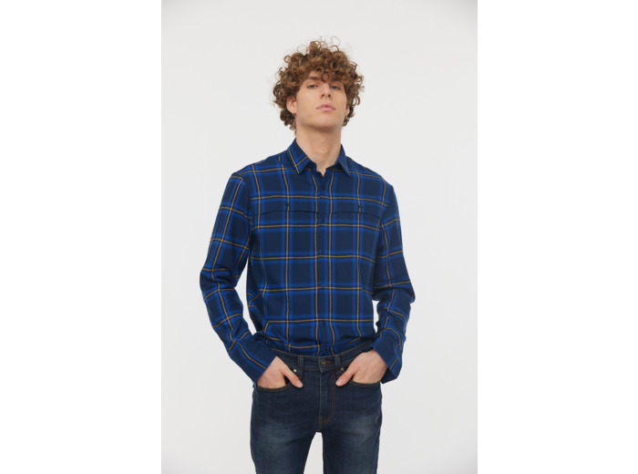 Chemise à carreaux et découpes poitrine