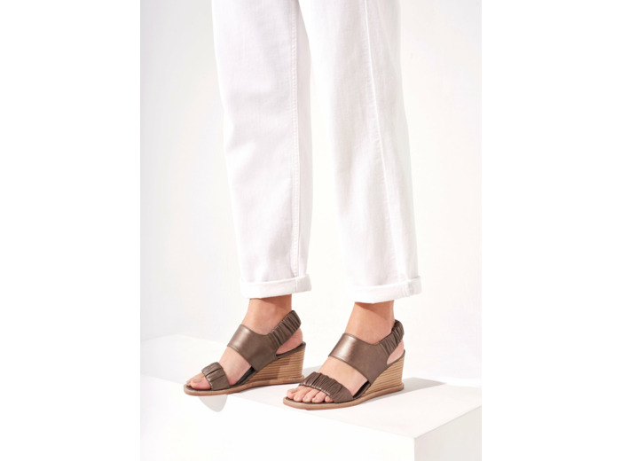 Sandales compensées en cuir fumee