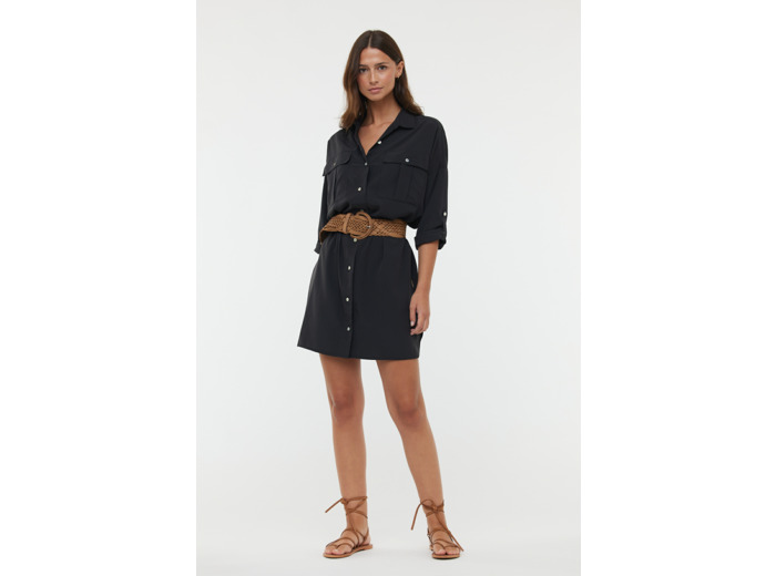 Robe chemise poches plaquées devant poitrine, manches ajustables et bas assymétrique.Modèle vendu sans la ceinture