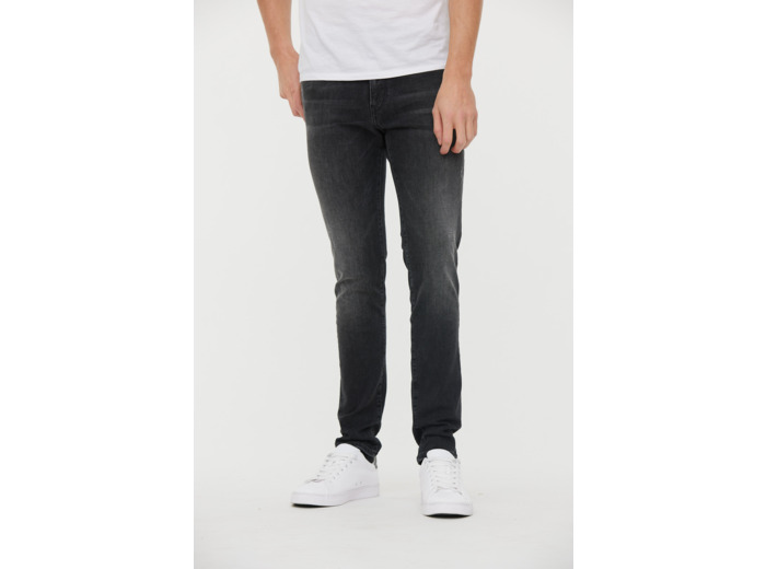Denim semi enduit, carrot fit,taille medium,jambe ajustée, fourche légèrememt basse, resserré sur le bas