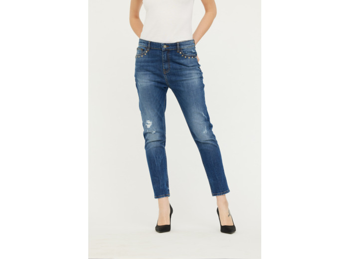 Denim destroy boyfriend fit, coupe ample et jambes resserrées, taille medium basse, détail clous poches devant