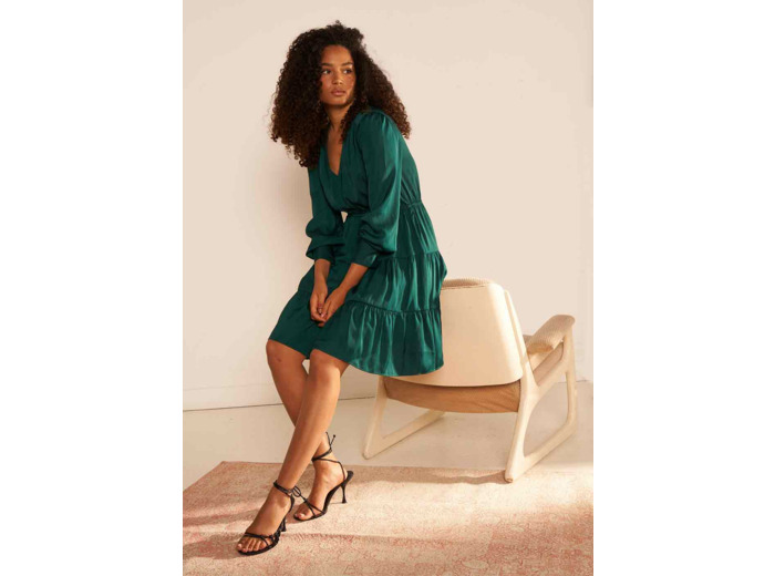 Robe courte satin à encolure V