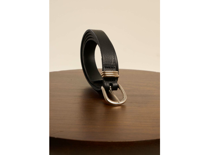 Ceinture en cuir avec une boucle en or