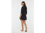 Robe chemise poches plaquées devant poitrine, manches ajustables et bas assymétrique.Modèle vendu sans la ceinture