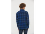 Chemise à carreaux et découpes poitrine