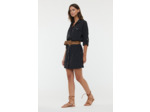 Robe chemise poches plaquées devant poitrine, manches ajustables et bas assymétrique.Modèle vendu sans la ceinture
