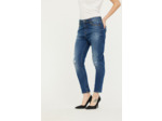 Denim destroy boyfriend fit, coupe ample et jambes resserrées, taille medium basse, détail clous poches devant