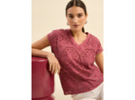 T-shirt en broderie anglaise col V