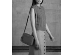 Sac bandoulière moyen modèle Romy en cuir grainé et lisse