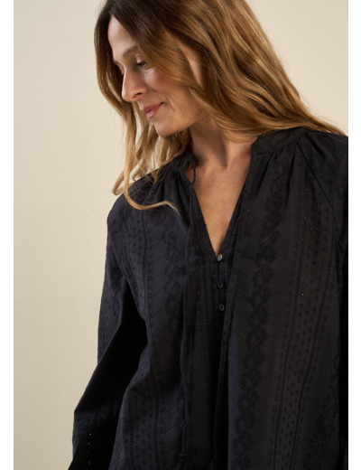 Blouse brodée à encolure tunisienne boutonnée