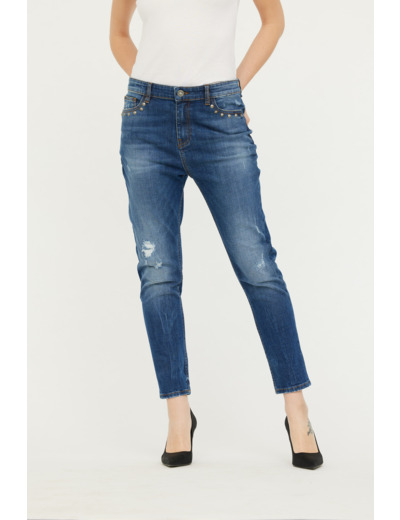 Denim destroy boyfriend fit, coupe ample et jambes resserrées, taille medium basse, détail clous poches devant