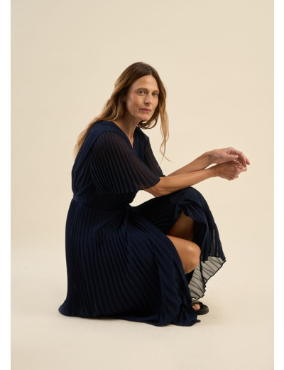 Robe mi-longue plissée à manches évasées
