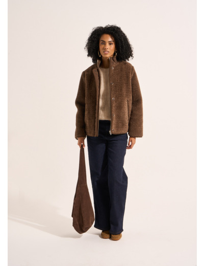 Veste courte en fausse fourrure et col matelassé