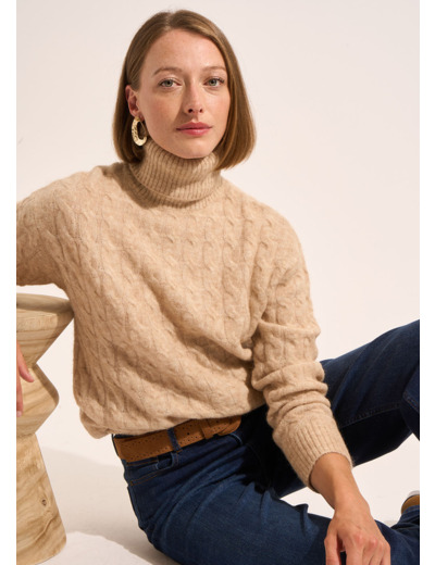Pull col roulé torsadé à la coupe droite