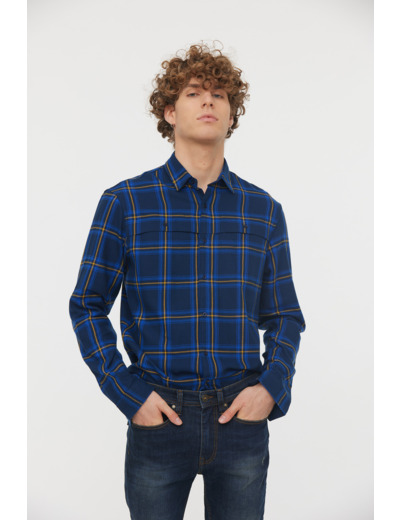 Chemise à carreaux et découpes poitrine