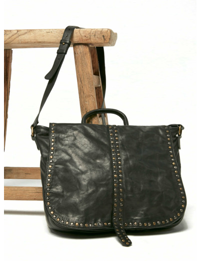 Sac besace clouté noir